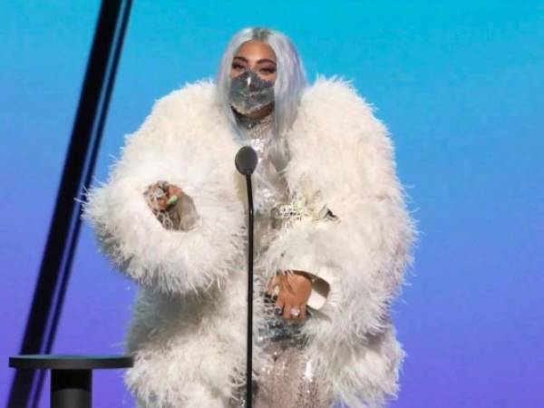 Gaga ganó múltiples galardones el domingo, la mayoría por su éxito No. 1 con Ariana Grande “Rain on Me”, que interpretaron juntas por primera vez en vivo. AP.