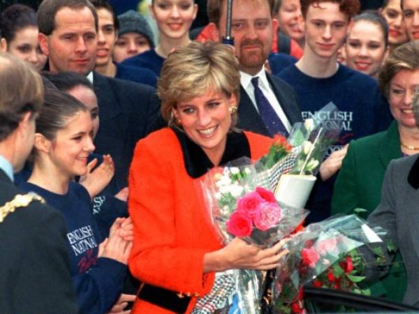 La familia de Diana se unió a los dos hermanos para la ceremonia en el Jardín Hundido del palacio, un lugar en el que la princesa una vez encontró consuelo. Foto: AP.