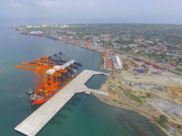 Una imagen de las nuevas grúas Súper Post Panamax en el muelle 6 de Puerto Cortés.