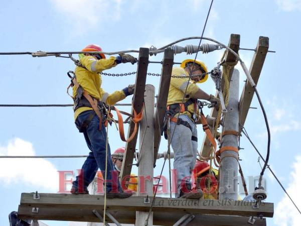 Los mantenimientos programados son constantes en las líneas de transmisión de energía con interrupciones prolongadas del servicio.