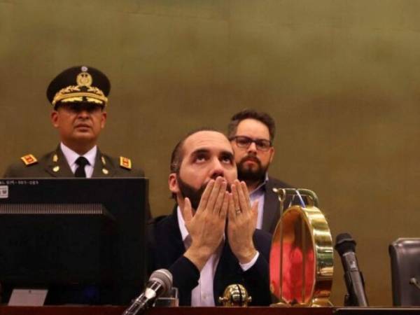 La tensión se disparó el domingo, cuando el mandatario Nayib Bukele llegó al Legislativo para encabezar una sesión extraordinaria que convocó para impulsar la aprobación de un préstamo millonario. Foto: AP.