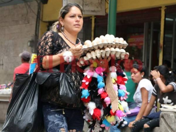 Diana Medina es una más de las madres luchadoras que todos los días sale a buscar el sustento de su familia. Foto David Romero| EL HERALDO