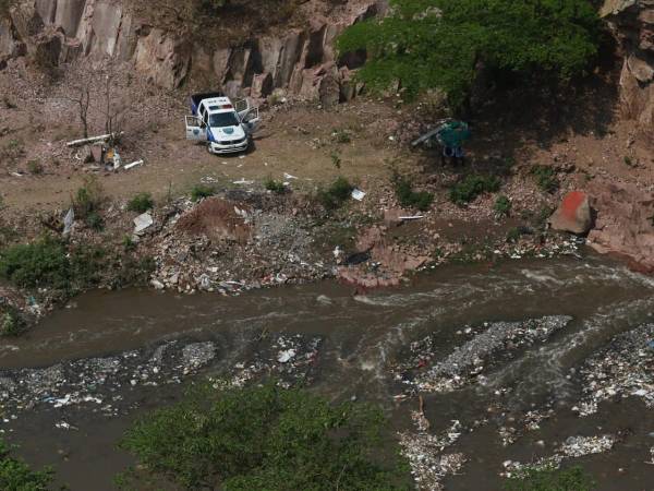 El cuerpo habría quedado atrapado en la parte seca del río cuando bajó el nivel de la corriente.