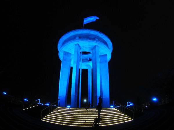 El emblemático Monumento a la Paz se alzal imponente sobre el cerro Juana Laínez, ubicado al sureste de Tegucigalpa. Desde lo alto, ondea permanentemente el Pabellón hondureño, visible a lo lejos entre las luces de la ciudad durante la noche.