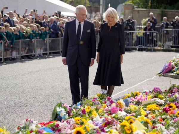 Carlos III se reunirá con representantes de la región en el castillo de Hillsborough, en el sur de Belfast, y asistirá a un servicio religioso anglicano en memoria de la reina.