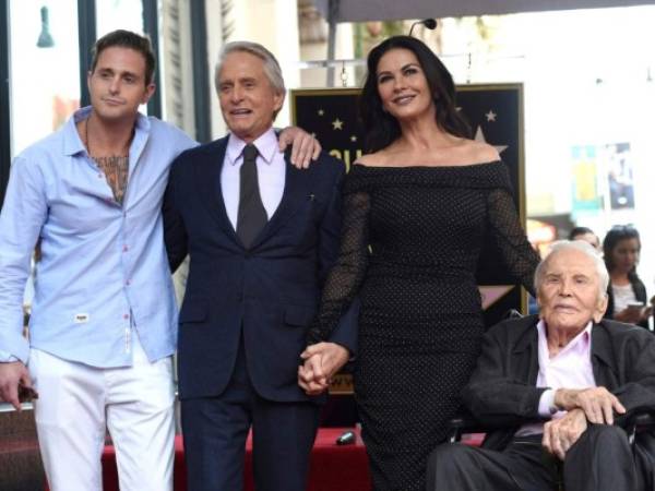 El actor Michael Douglas, segundo de izquierda a derecha, posa con su padre el actor Kirk Douglas, de derecha a izquierda, su esposa Catherine Zeta-Jones y su hijo Cameron Douglas tras una ceremonia para develar su estrella en el Paseo de la Fama de Hollywood en Los Angeles en una fotografía de archivo del 6 de noviembre de 2018.