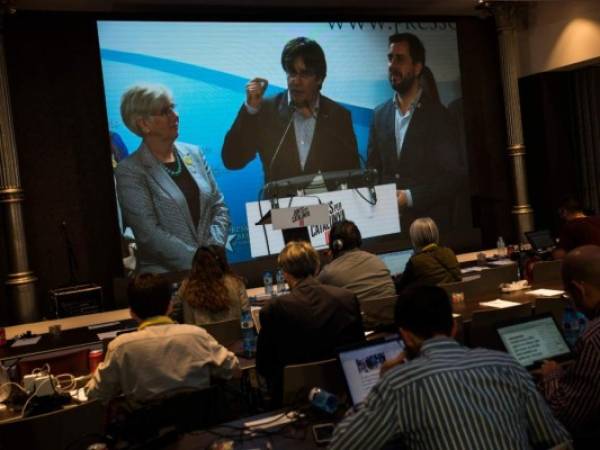 El expresidente regional de Cataluña Carles Puigdemont aparece en pantalla durante una videoconferencia desde Bruselas, en la sede del partido en Barcelona, España. Foto: Agencia AP / Emilio Morenatti