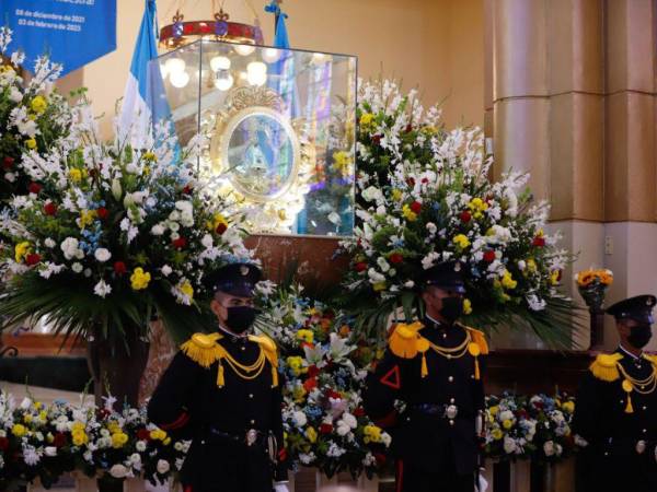 El alto mando de las Fuerzas Armadas y otras personalidades de la política hondureña asistieron hoy a la tradicional ceremonia en honor a la Virgen de Suyapa. Con varios arreglos florales, un desplegue de cadetes y una solemne eucaristía se desarrolló este día en la Basílica mayor de Suyapa. A continuación las imágenes.