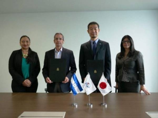 Representantes de Honduras y Japón durante la firma del acuerdo que da paso al préstamo.