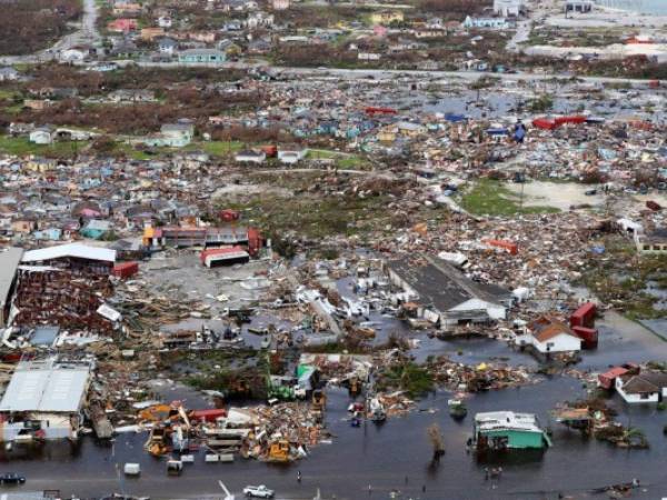 Una fotografía aérea publicada por el Ministerio de Defensa del Reino Unido (MOD) el 4 de septiembre de 2019 muestra los escombros y la destrucción tras el huracán Dorian en la isla de Gran Abaco, en el norte de Bahamas, el 3 de septiembre de 2019. Foto AFP