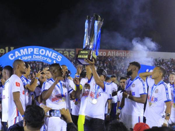 Festejos y euforia dejó la gran final del torneo Apertura 2022 de la Liga Nacional que coronó a Olimpia el nuevo monarca. El lente de EL HERALDO captó las 20 mejores imágenes del juego decisivo en la historia del fútbol nacional.