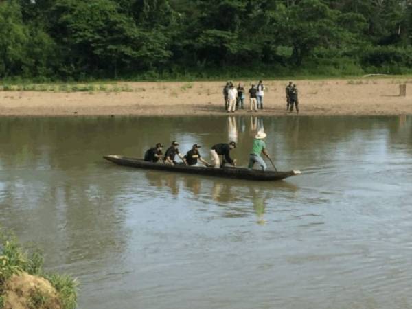 Los agentes viajaron hasta la zona donde estaba el campamento de los militares en helicópteros de la Fuerza Área de Honduras.