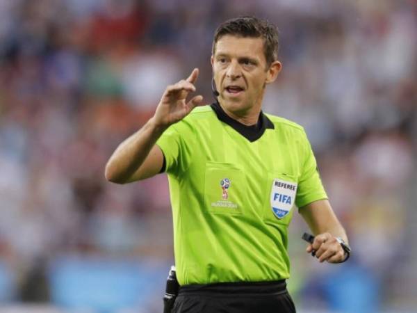 Gianluca Rocchi fotografiado el 24 de junio del 2018 mientras dirigía en Ekaterimburgo el partido entre Japón y Senegal en la Copa Mundial de Rusia. El italiano arbitrará la final de la Liga Europa entre Arsenal y Chelsea. (AP Photo/Natacha Pisarenko, file)