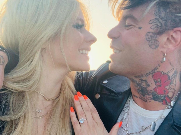 Avril Lavigne y Mod Sun se conocieron cuando la cantante estaba trabajando en su álbum de ruptura Love Sux, en febrero de 2021.