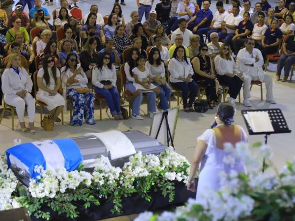 Familiares, amigos y fanáticos del cantautor hondureño, Moisés Canelo, lo honraron y conmemoraron en un homenaje póstumo que se realizó este domingo en Expocentro en la ciudad de San Pedro Sula.