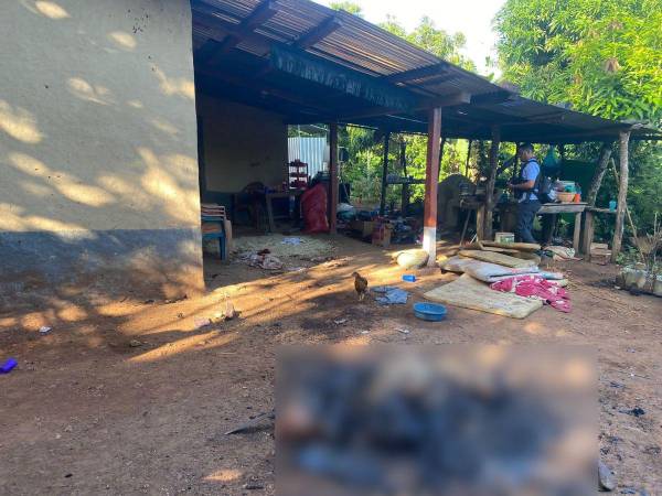 Un horrendo crimen se registró en las últimas horas en la comunidad montañosa de Peña Blanca, cercana al municipio de Olanchito, en el departamento de Yoro, cuando una mujer fue brutalmente asesinada a machetazos y luego quemada cerca de una vivienda. En una rápida acción policial, ya se capturó a tres sospechosos del feminicidio. A continuación los detalles.