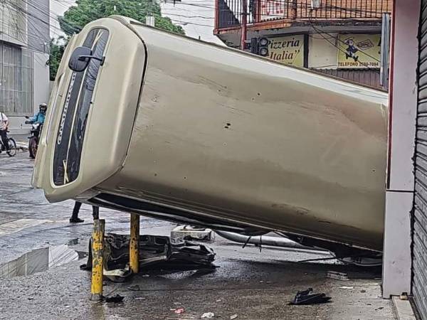 El rapidito quedó casi en la entrada de un negocio en la primera calle, séptima avenida del barrio El Centro en la ciudad de San Pedro Sula.