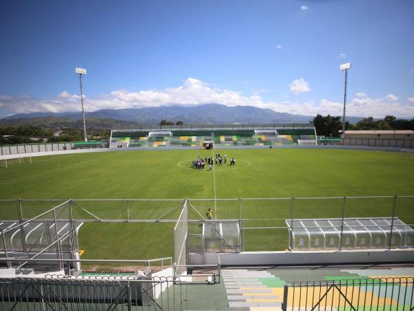 Luego de más de dos años de no tener fútbol de primera división, el estadio Carlos Miranda de Comayagua tendrá su esperada reapertura este fin de semana luego de una serie de arduos trabajos de remodelación que han vuelto a poner dicho escenario como uno de los mejores del país. Al contar con un impecable engramillado, Olimpia y Motagua han designado dicho inmueble como su nueva sede ante los trabajos de remodelación del estadio Chelato Uclés.