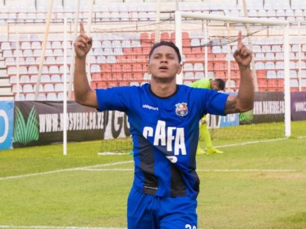 Bryan Moya celebrando uno de los goles de Zulia de Venezuela.