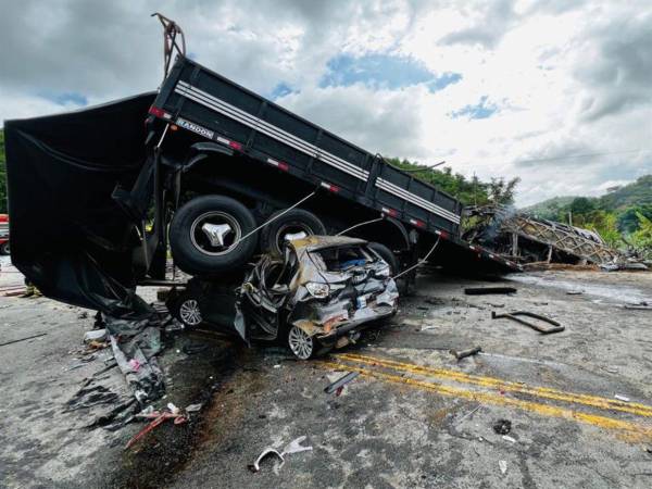 Fotografía cedida este sábado por Bomberos de Minas Gerais que muestra restos de los vehículos involucrados en un grave accidente cerca de la ciudad de Teófilo Otoni, en el Estado de Minas Gerais, Brasil.