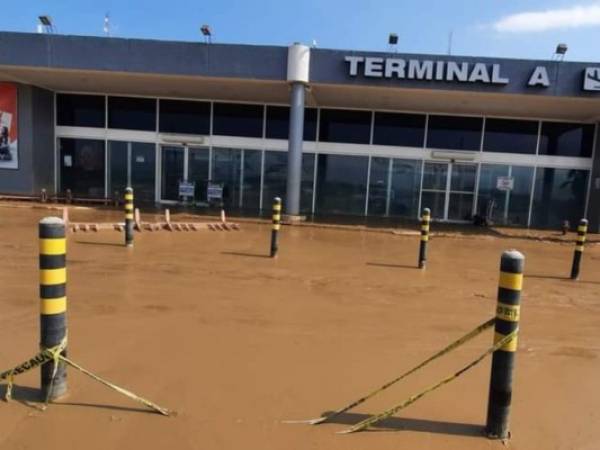 Las inundaciones causadas por la tormenta Eta dejaron el aeropuerto severamente inundado.