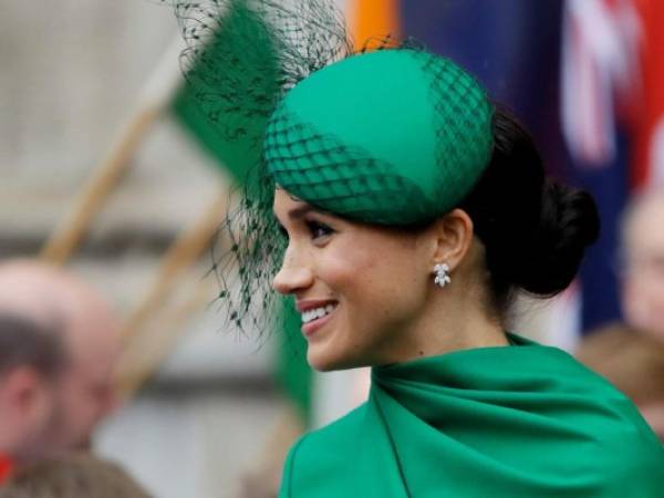 En esta fotografía del 9 de marzo de 2020, Meghan recibe flores al salir de una misa por el Día del Commonwealth en la Abadía de Westminster en Londres.