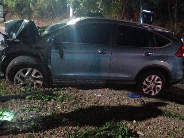 Ambos hombres impactaron a toda velocidad contra el árbol y eso provocó que todo el tonó del carro quedará prácticamente destruido.