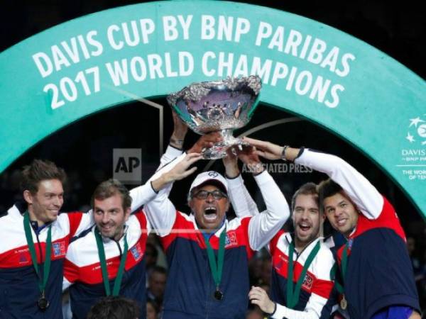 En imagen de archivo del domingo 26 de noviembre de 2017, el capitán del equipo francés Yannick Noah, centro, alza el trofeo tras el triunfo de Francia en la Copa Davis en el estadio Pierre Mauroy de Lille, Francia. (AP Foto/Christophe Ena, archivo)