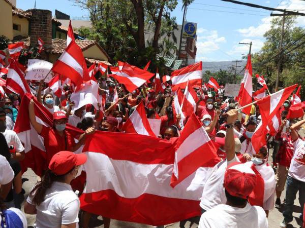 Las bases del Partido Liberal se movilizaron hasta Casa Presidencial.