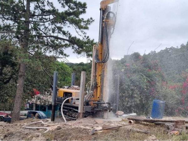 Cada pozo tiene una profundidad de 300 pies y se instala el equipo para el bombero del agua.