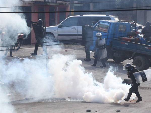 Las bombas lacrimógenas son utilizadas para disuadir las manifestaciones, pero grupos de derechos humanos al reclamano por el uso indiscriminado en Honduras.