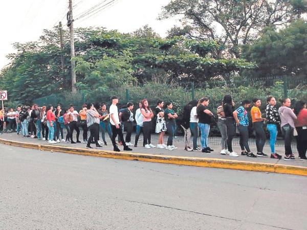 Cientos de hondureños llegaron hasta una de las maquilas de Choloma, Cortés, en busca de una oportunidad de trabajo.