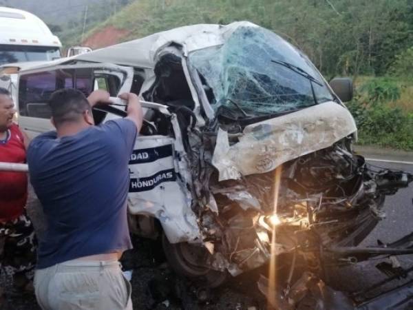 La unidad, propiedad del Estado de Honduras, quedó destruida en la parte frontal. Foto: Twitter Bomberos