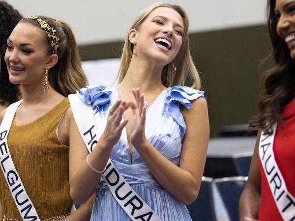 La delegada de Miss Universo, Rebeca Rodríguez, de Honduras, asiste a la conferencia de prensa de bienvenida a los delegados antes de la 71ª competencia de Miss Universo el 9 de enero de 2023 en Nueva Orleans, Luisiana.