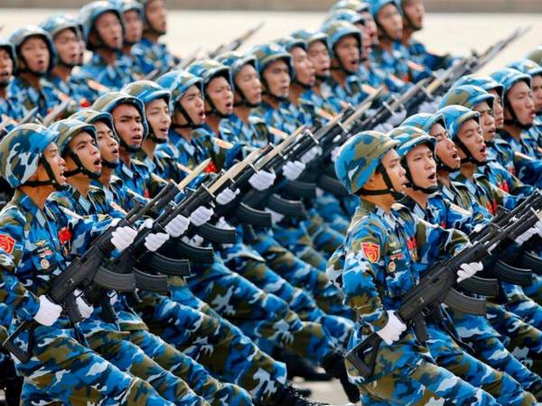 Fotografía de archivo de un grupo de soldados vietnamitas durante un marcha militar.