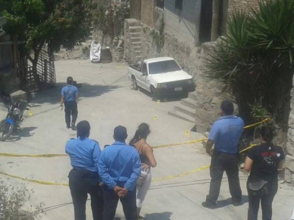 El infortunado joven transitaba por el lugar cuando de repente quedó viendo a los sujetos desconocidos que se encontraban en el sitio.