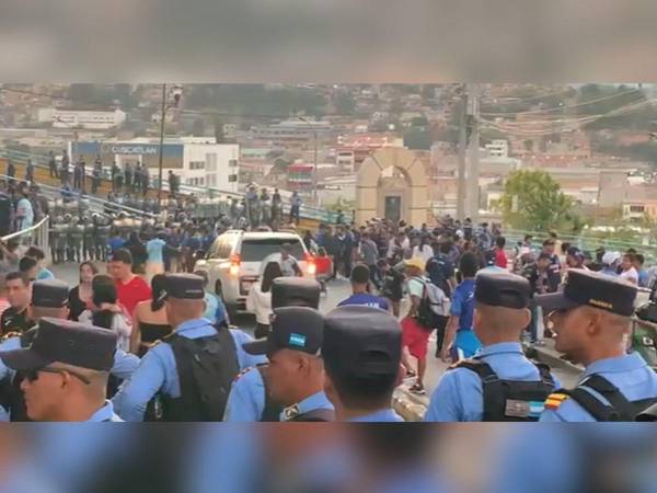 Un video tomado por el periodista de EL HERALDO, Erlin Varela, muestra el disturbio generado y a la Policía intentando contener la situación.