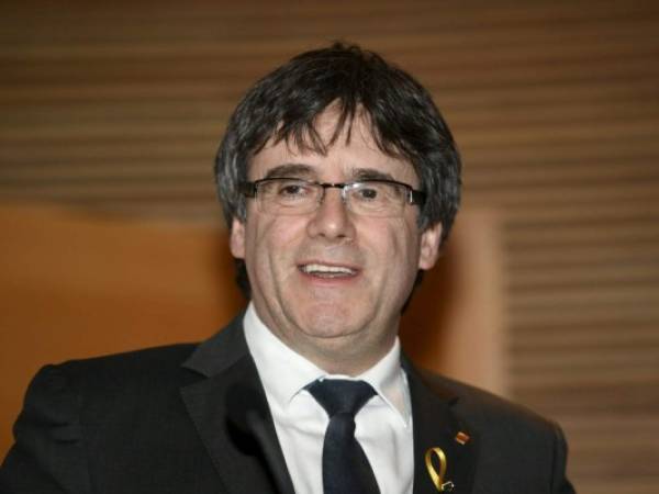 En esta foto de archivo tomada el 22 de marzo de 2018, el líder depuesto de Cataluña, Carles Puigdemont, habló durante su sesión informativa sobre la situación en Cataluña en el Parlamento finlandés en Helsinki. Foto AFP