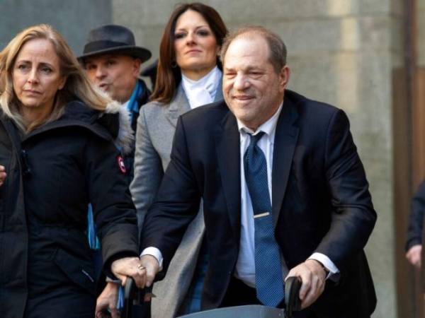 21 de febrero del 2020, Harvey Weinstein sale de la corte jurante las delieraciones del jurado en su juicio por violación en Nueva York. El exmagnate de Hollywood, declarado culpable de dos cargos, será sentenciado el miércoles 11 de marzo. Foto AP.