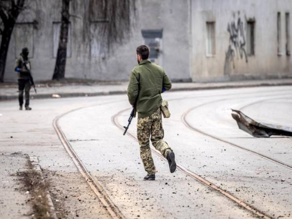 Los militares ucranianos corren después de un bombardeo en la ciudad de Kharkiv el 31 de marzo de 2022, durante la invasión rusa lanzada contra Ucrania.