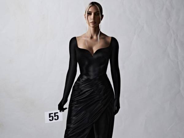 Kim posando con el atuendo que modeló por la pasarela de Balenciaga.