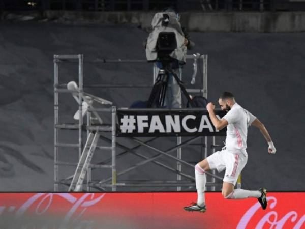 Karim Benzema celebra tras anotar el segundo gol del partido ante el Granada. Foto: AFP