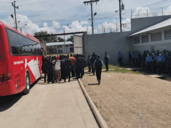 Momento en que parte los privados de libertad sube a un bus para ser trasladados a su nuevo recinto.