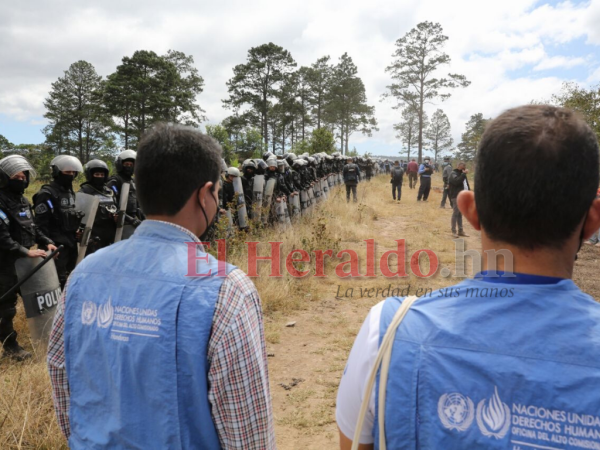 Autoridades de los Derechos Humanos llegaron hasta la comunidad para brindar apoyo a la población.