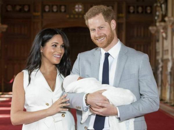 El príncipe Harry de Inglaterra y su esposa Meghan, duquesa de Sussex, posan con su recién nacido en el Castillo de Windsor. Foto: Agencia AP.