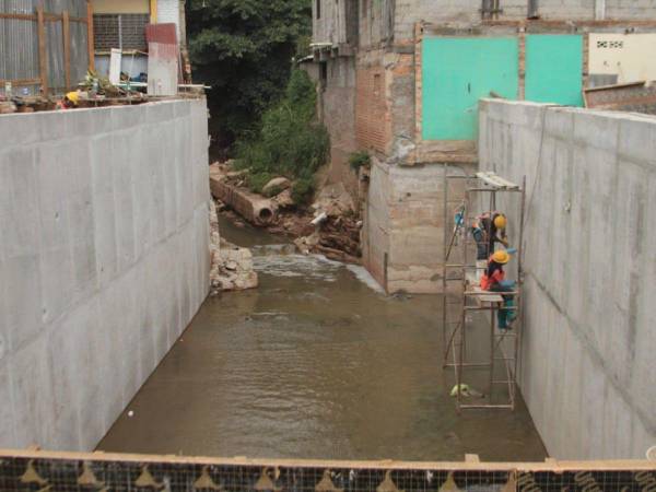 Estos son los nuevos muros que se construyen en la quebrada.