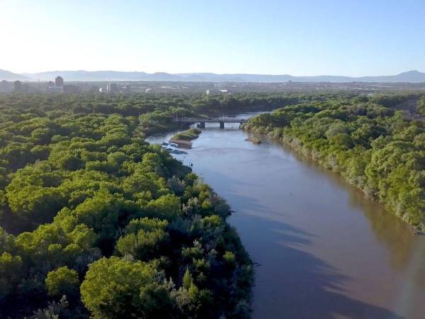 Hasta el momento, no se ha identificado quién fue encontrado en el río y se desconoce si la policía lo ha vinculado con informes de personas desaparecidas.