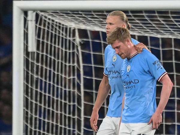 El centrocampista belga del Manchester City #17 Kevin De Bruyne es escoltado fuera del campo por el delantero noruego del Manchester City #9 Erling Haaland después de lesionarse durante el partido de fútbol final de la Liga de Campeones de la UEFA entre el Inter de Milán y el Manchester City en el Estadio Olímpico Ataturk en Estambul. el 10 de junio de 2023.