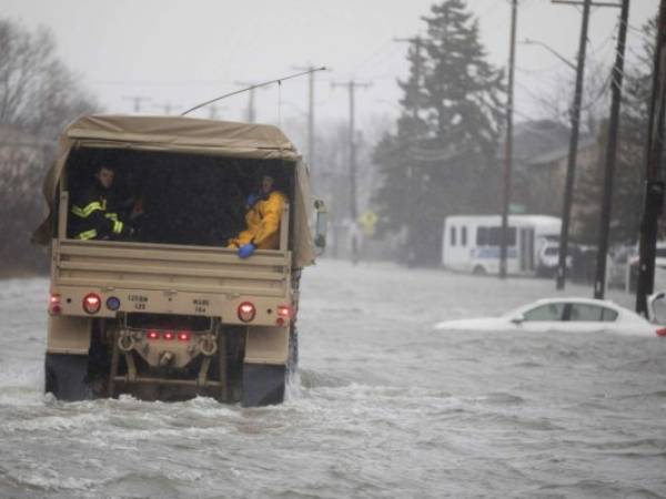 Está previsto que esta tempestad invernal, que afecta a una zona que se extiende de Maryland a Massachusetts desde la noche del jueves, dure hasta primeras horas del sábado. Foto: AFP