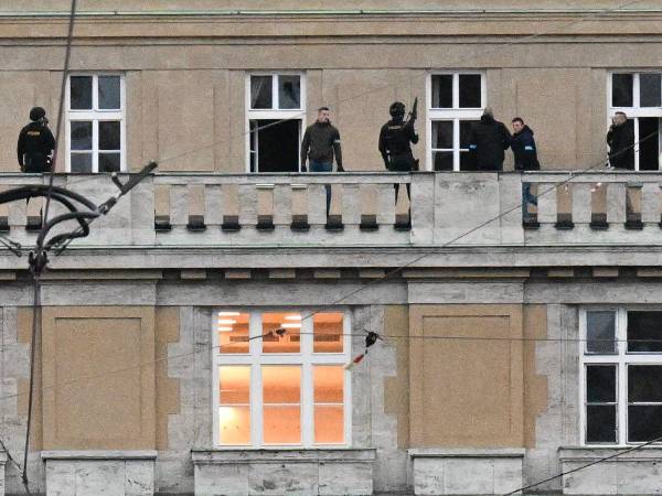 Se ve a policías armados en el balcón de la Universidad Carolina en el centro de Praga, el 21 de diciembre de 2023.